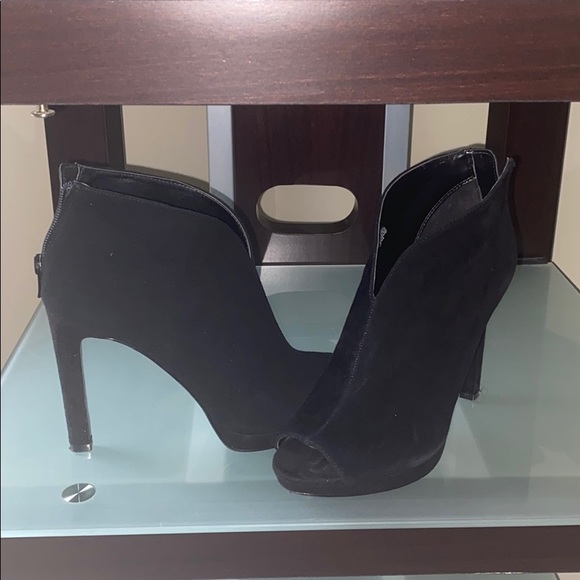 Black peep toe suede bootie heels - Picture 2 of 4